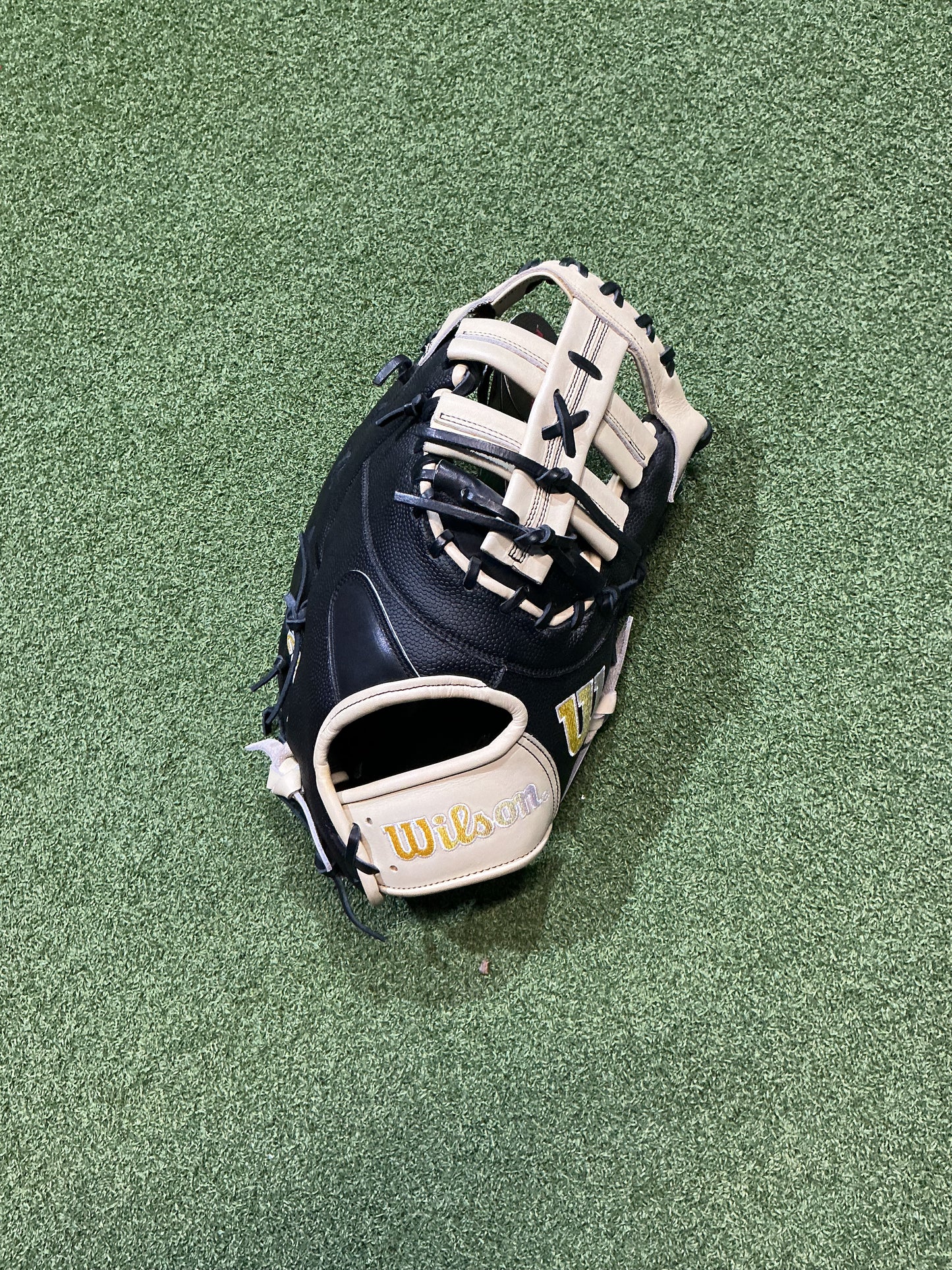 2025 Wilson A2000 Baseball Classics Series 1679 12.5" Baseball First Base Mitt